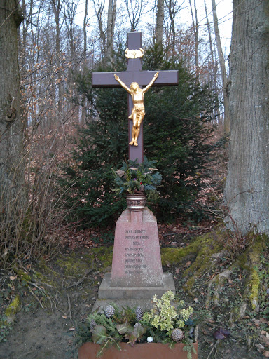 Kreuz am Waldrand