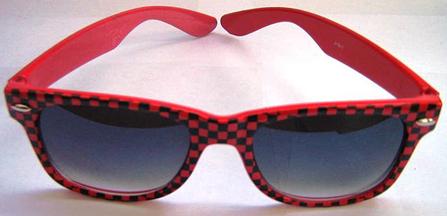 gafas de sol de cuadros rojos
