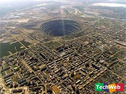 七個令人顫慄的人造巨大洞穴,米爾金剛礦場（The Mirny diamond mine）,金伯利鑽石場（The Kimberley mine）,光榮洞（The Glory Hole）,賓翰峽谷銅礦場（Bingham Canyon Mine）,藍色大洞(Great Blue Hole),Diavik 礦井（The Diavik Diamond Mine）,深陷(sinkhole)