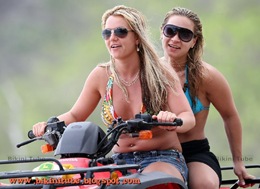 [britney-spears-bikini-5[18].jpg]