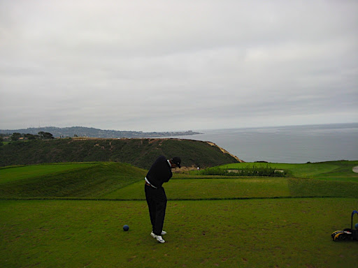 Io che (tutto storto) cerco di colpire la pallina in un Par 3 a picco sul mare.