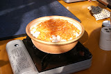 材料を切って、陰陽を重ね合わせた様子。上に塩や味噌を載せて完成。
みんなで”美味しくなれー”と気を送ってこれから火にかけます。