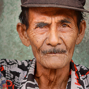 Tell Me Your Story by Willy Brordus - Portrait & People Men ( men, people, portrait )