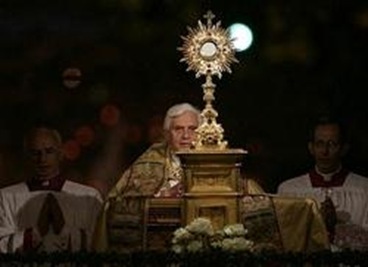 Pope-Eucharist