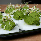 Canapés de radis surmontés d'un humus pois cassés-pousses d'épinards