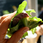 Aubergines glacées au jus de fruits, ail et gingembre en sandwich de salade