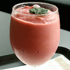Soupe glacée de fraises mentholées
