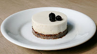 Blanc-manger sur tapis rouge
