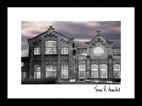SPOOK HOUSE | Deler av en gammel mursteinsfabrikk med dramatisk himmel over som skaper en uhyggelig stemning. Bildet er signert av kunstneren. SPOOK HOUSE | Deler av en gammel mursteinsfabrikk med dramatisk himmel over som skaper en uhyggelig stemning. Bildet er signert av kunstneren.