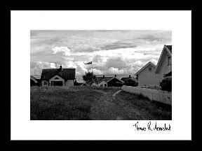 KJERREVEG | En god gammeldags kjerreveg som tar oss tilbake i tid, noe som også forsterkes med det sort/hvite utrykket. Motivet er hentet fra Hvaler. Bildet er printet på fotopapir og signert av kunstneren. KJERREVEG | En god gammeldags kjerreveg som tar oss tilbake i tid, noe som også forsterkes med det sort/hvite utrykket. Motivet er hentet fra Hvaler. Bildet er printet på fotopapir og signert av kunstneren.