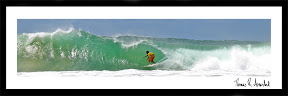 TUBERIDE GOLD COAST | En surfer er på vei inn i en tunnel i bølgen under Quiksilver Pro 2004 på Gold Coast i Queensland, Australia. Bildet er signert av kunstneren. TUBERIDE GOLD COAST | En surfer er på vei inn i en tunnel i bølgen under Quiksilver Pro 2004 på Gold Coast i Queensland, Australia. Bildet er signert av kunstneren.