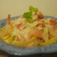 Cheesy Alfredo Sauce With Mushrooms and Fresh Tomato