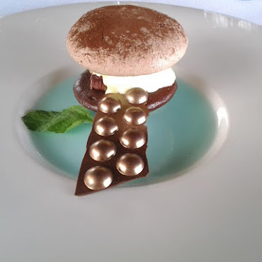 After Eight. La Pavlova tout chocolat, menthe glacée, moelleux au chocolat et gelée peppermint ...