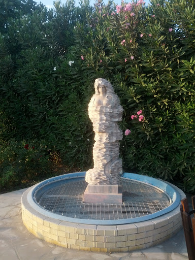 Fontaine statue in center of Zygi
