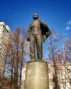 Памятник молодому Ленину