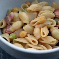 Pasta with Chickpeas and Garlic Sauce