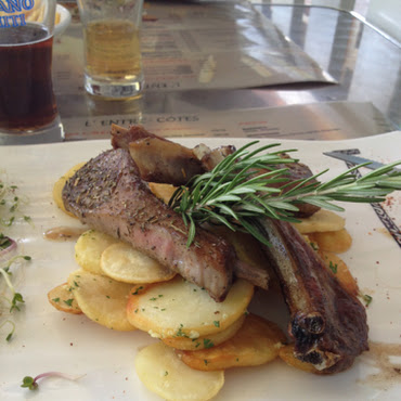 Côtelettes d'agneau et pommes frites