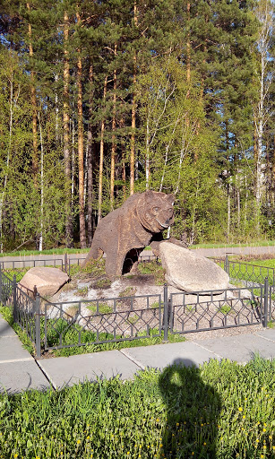 Зеленая скульптура 'Медведь'