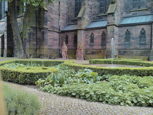 Skulpturen im Hof der Johannes