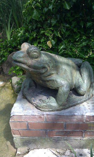 Frosch Statue