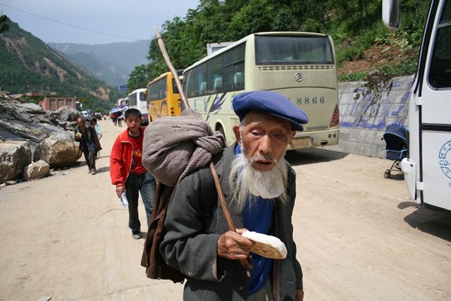 [Beichuan, Sichuan - Un superviviente abandona con sus pocas posesiones la zona devastada por el sismo[4].jpg]