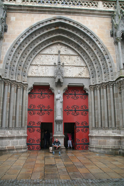 Detaily vstupu do katedrály svatého Petra - cathédrale Saint-Pierre - ve Vannes
