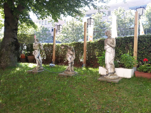 Statuen am Kreisel