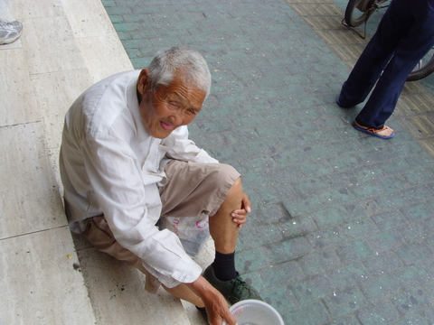 流浪杭州, 老人