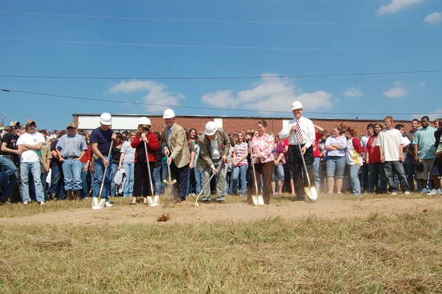 [high school groundbreaking[5].jpg]