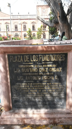 Plaza  de Los Fundadores