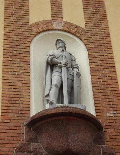 Kinizsi Pál – Veszprém Megyei Levéltár épületszobra IV.