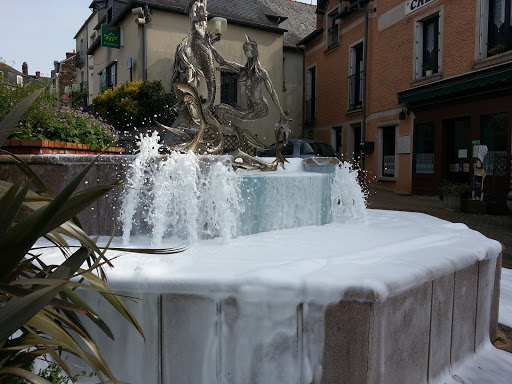 Bain-de-Bretagne : La fontaine de la Place