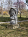 Stein Skulptur im Park