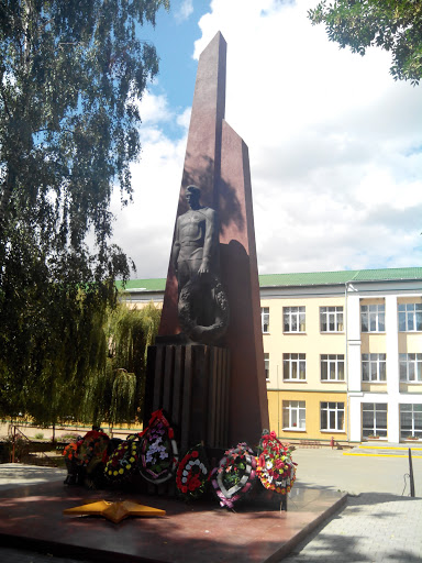 Стела в честь погибших 1640 воинов Советской Армии 