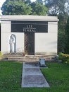 Lee Pinhal Mausoleum