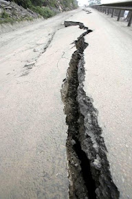 被震裂的都汶公路