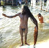sadhu naga con lunghissimi capelli al bagno