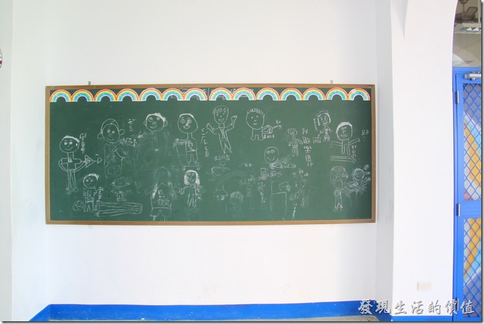台東豐源國小-地中海造型學校。二樓的教學黑板。