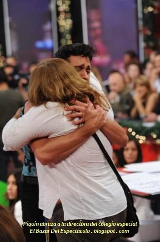 Piquin abraza a la directora del colegio especial.JPG