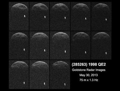 imagem de radar do asteroide 1998 QE2 e sua lua