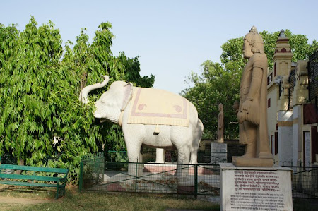 Elefant cu trompa in sus intr-un templu hindu