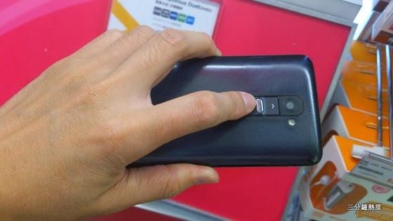 LG G2 手指容易摸到鏡頭