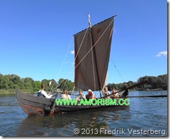 DSC08549.JPG Kvinnor i båt vikingautställning (1) bättrad. Med amorism
