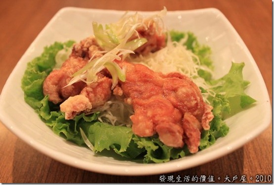 台南大戶屋，雞肉沙拉，份量好小ㄚ！雖然雞肉不錯吃，但沙拉真的太少的，蔬菜的樣式也不夠多。