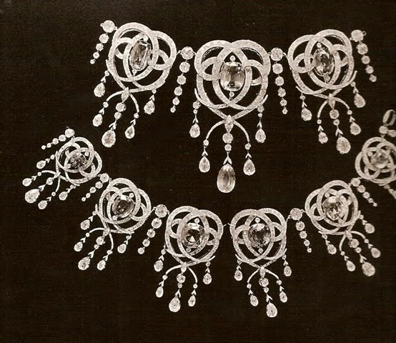 Collar y broche de brillantes y zafiros, usados por las zarinas de Rusia.