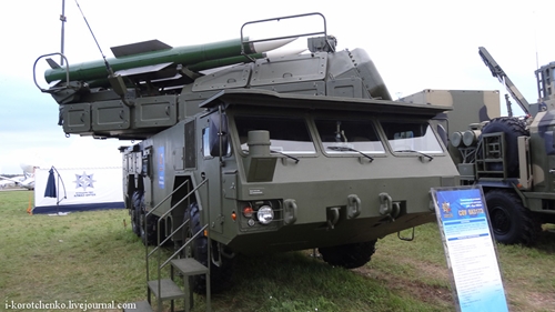 Колесный ЗРК "Бук-М2Э" и контейнерный комплекс ракетного оружия на "МАКС-2013"