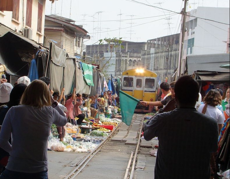 maeklong-railway-market-16