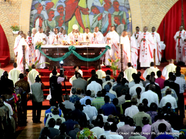 Des évêques catholiques, lors d’une messe dite le 12/1/2012 à la Cathédrale Notre Dame du Congo. Radio Okapi/ Ph. John Bompengo