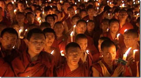 Monges tibetanos em vigília