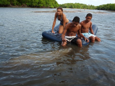 Peixe-boi jucandu-se cu niste copii